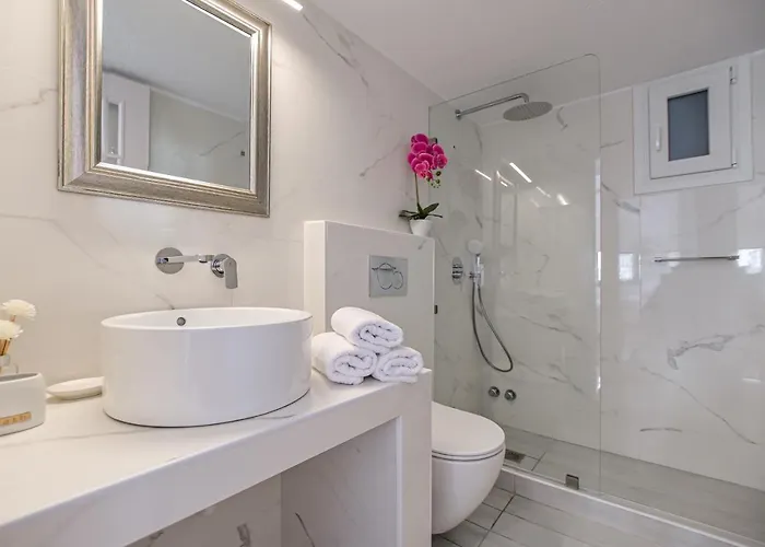 Golden Rose Elegant Vacation Apartment