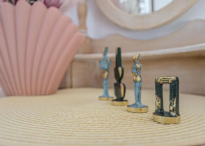 Golden Rose Elegant Vacation Apartment